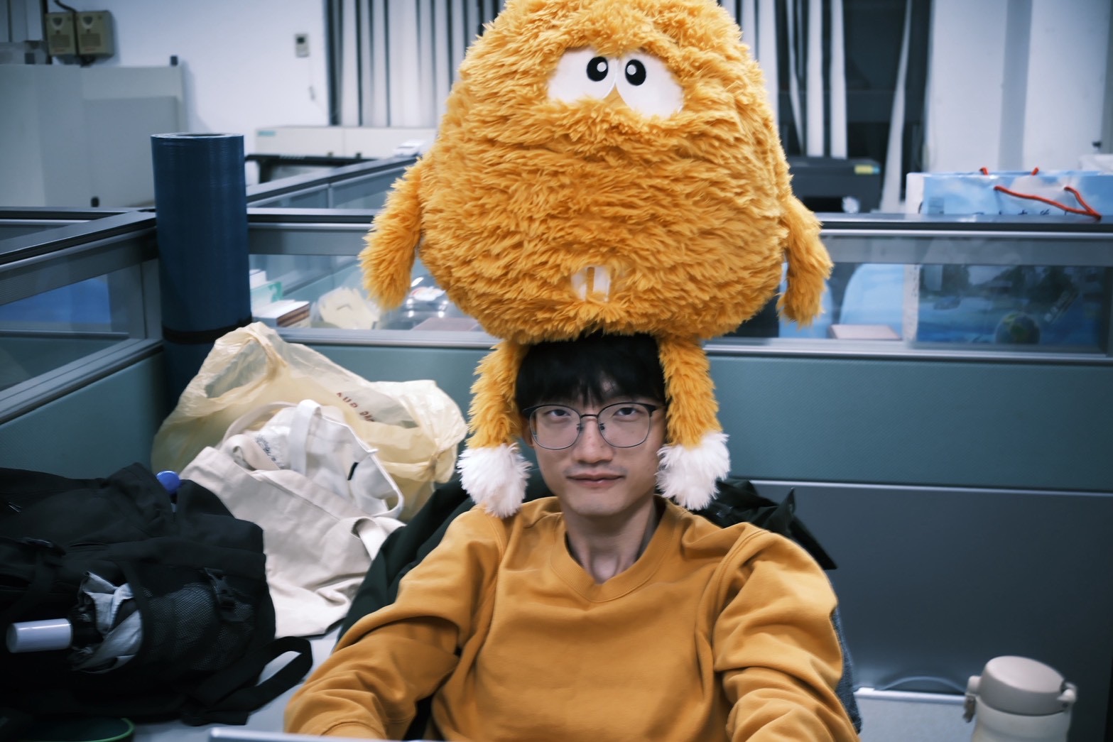 石哲綸戴著黃色絨毛造型帽的生活照片